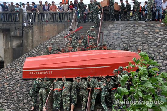 Rescuers help villagers evacuate to safe places in S China