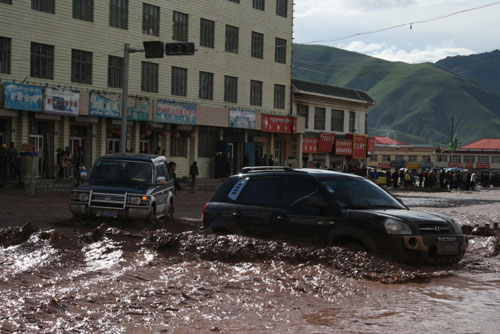 Flood in Qinghai fills streets, clogs traffic