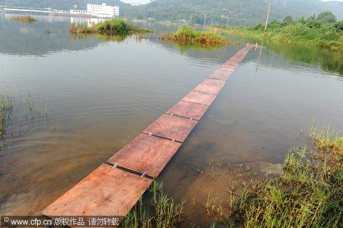 Shaolin monk demonstrates water 'flight'