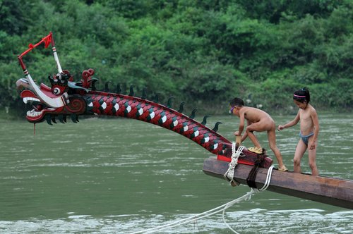 Ethnic Dragon Canoe Festival held in SW China