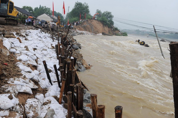 Dyke breach repair under way in Anhui