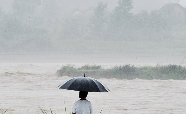 Torrential rain ravages Anhui, 50,000 stranded