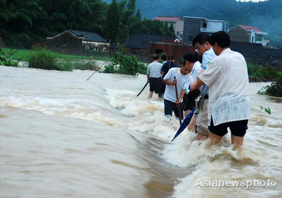 Reservoir water overflows, flooding villages in Jiangxi