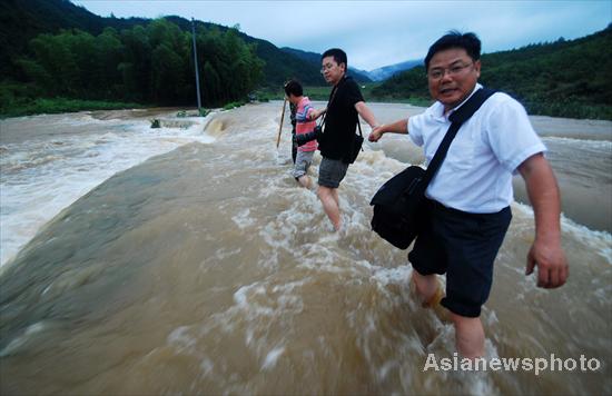 Reservoir water overflows, flooding villages in Jiangxi