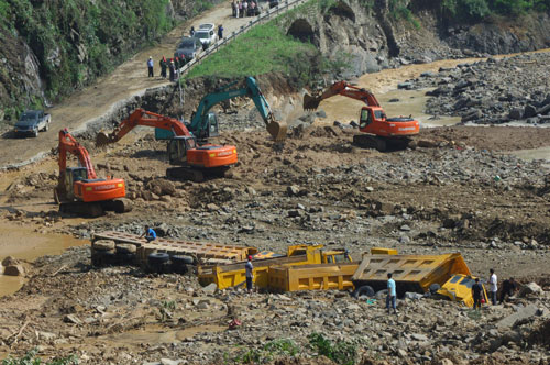 Landslide blocks flow of floodwaters