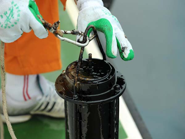 Dalian oil spill cleanup in full swing after pipeline blast