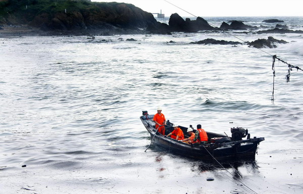 Worker drowns during oil spill clean-up in Dalian