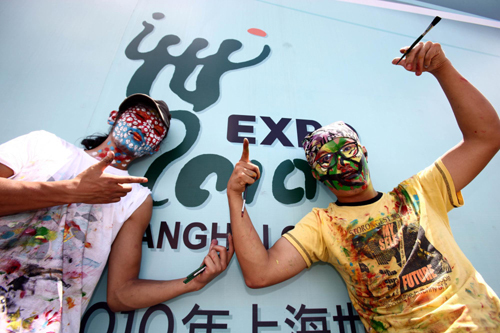 Tourists get free face paintings at Expo Garden