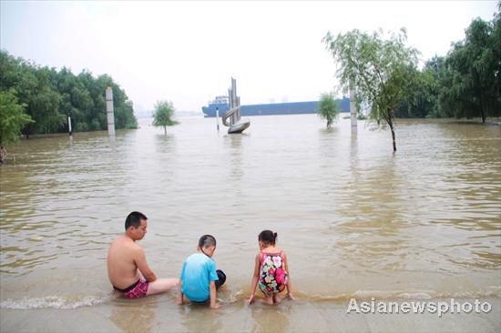 Wuhan turns flood into fun