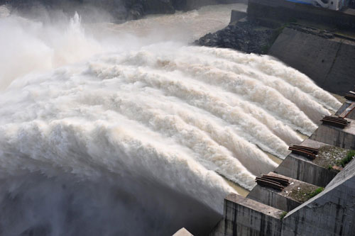 Danjiangkou reservoir helps buffer flood