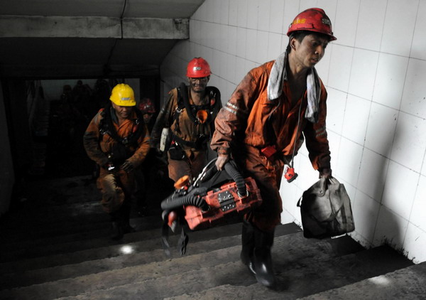9 dead, 7 trapped in C China coal mine accident