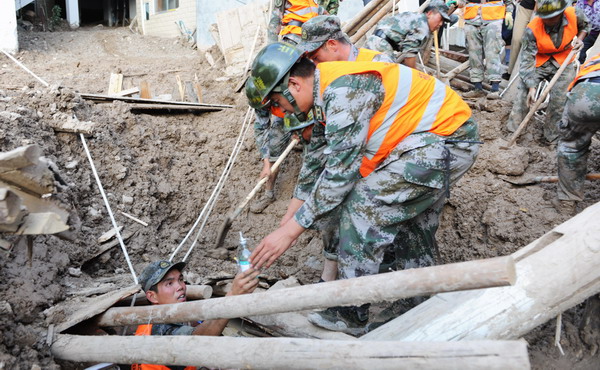 Race against time for mudslide survivors