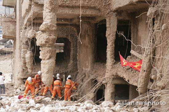 Rescuers search sludge for mudslide survivors