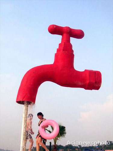 Huge tap cools Foreigners Street in Chongqing