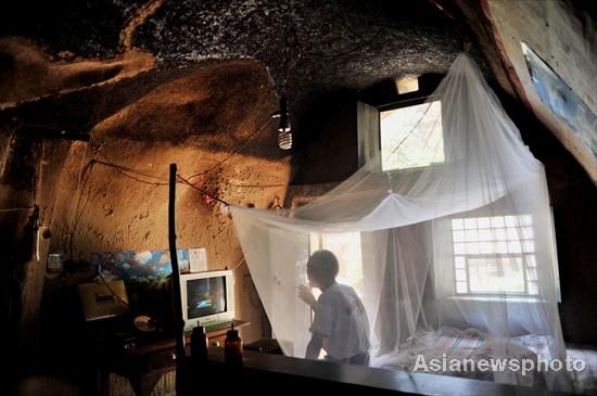 Elderly feel cozy in cave-style houses