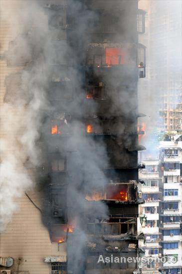 Fire engulfs residential building in Chongqing