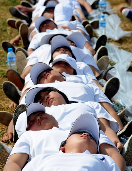 Human dominos break Guinness record in N China