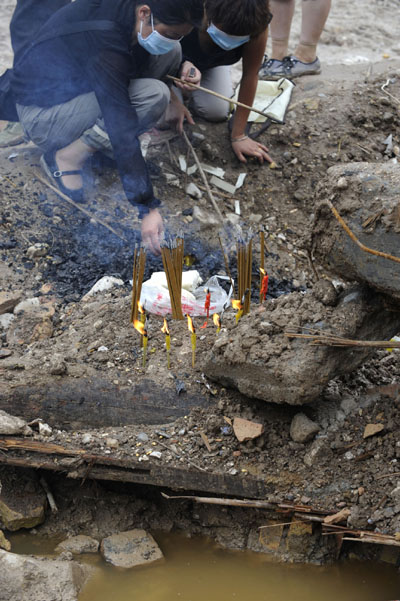 Residents mourn the deceased in mudslide-hit Zhouqu