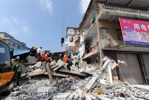 Child saved from collapsed building in NW China