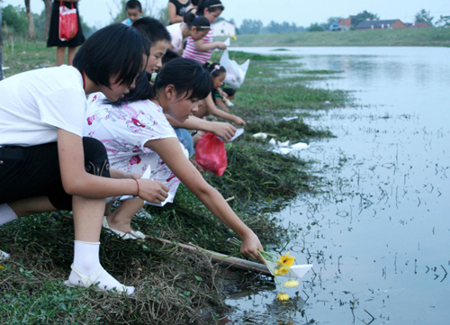 China in silent tribute to mudslide victims