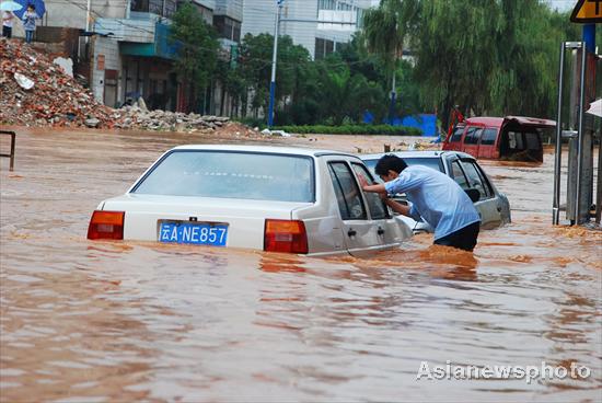 Rain-triggered flood hits Yunnan