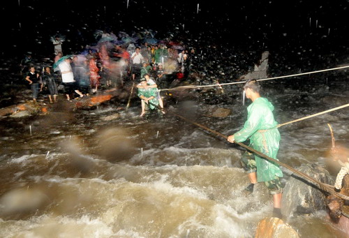 126 tourists rescued after landslide in Henan