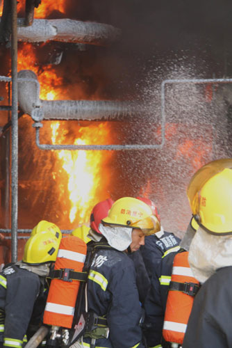 Tanks explode in NW China factory, no casualty reported