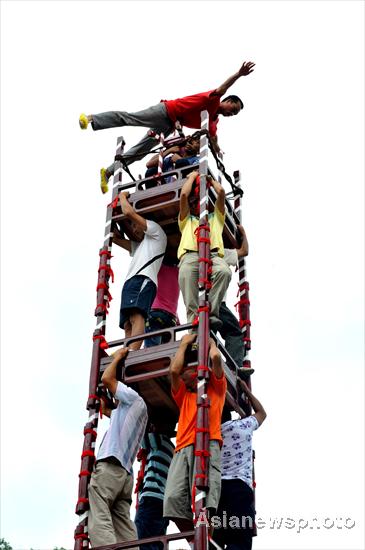 Miao people’s towering stunt draws tourists