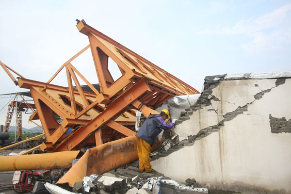 11 rescued from rubble after crane collapses