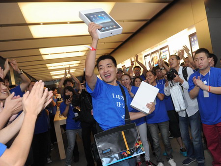 Massive crowds turn out for iPad launch