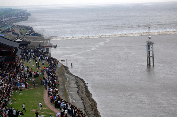 Tidal waves along Qiantang River