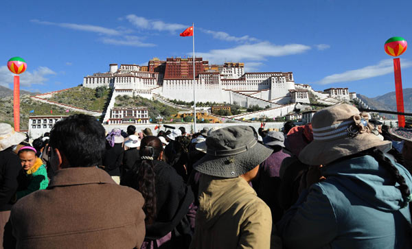 National flag-raising ceremony held in Lhasa