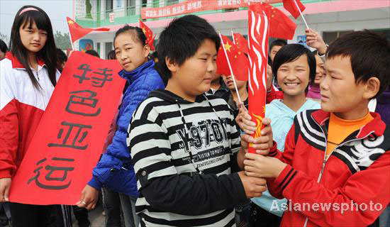 Students in Henan pass their own Asiad torch