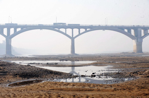 River runs dry as drought lingers in C China