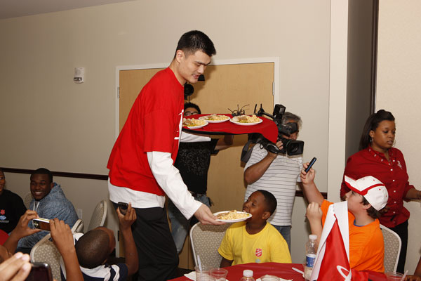 Yao Ming's Thanksgiving treat for kids