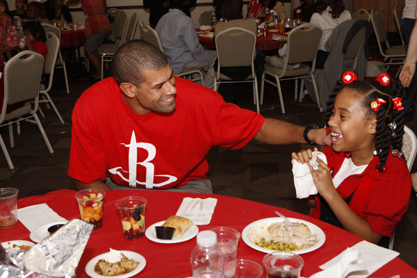 Yao Ming's Thanksgiving treat for kids