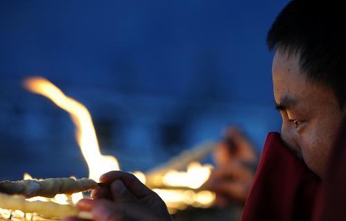 Lamps shine in honor of the late Buddhist master