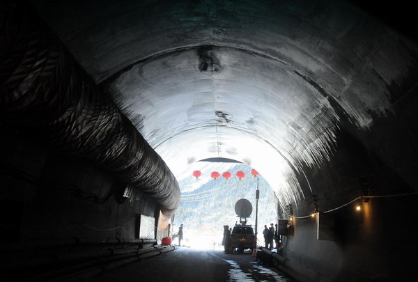 Highway tunnel to Tibet's Metok completed