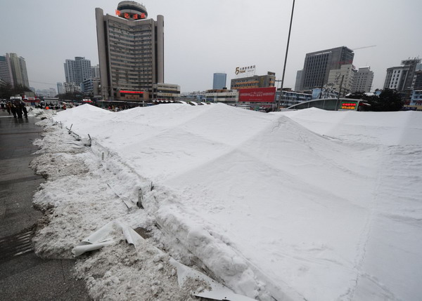 Temporary rail ticket center crushed by snow