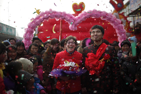 Chinese husband, American wife hold rural wedding