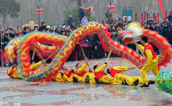 Dragon dance livens up S China