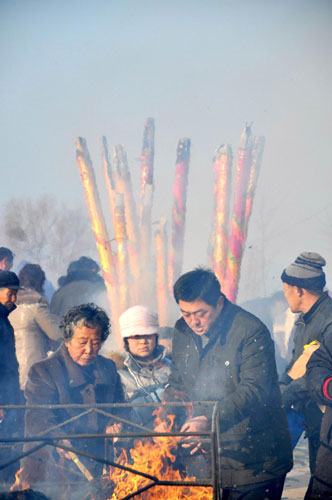 Fishermen in E China pray to the seas