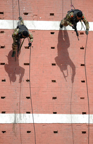 Anti-terror drill staged in NW China