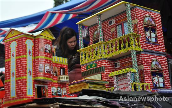 Sacrificial offerings swarm market in S China