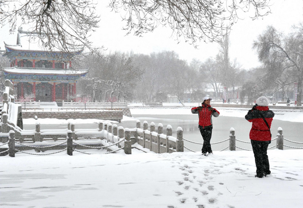 Heavy snow hits Urumqi