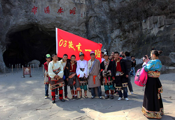 Yushu students enjoy outing in Liaoning