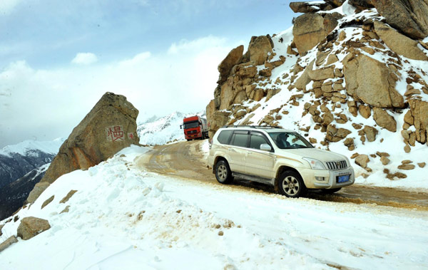 Heavy snow paralyzes road to Tibet