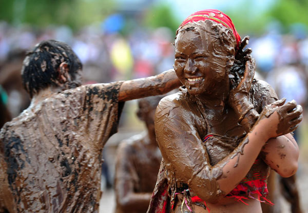 Smear your body with mud in Monihei Carnival