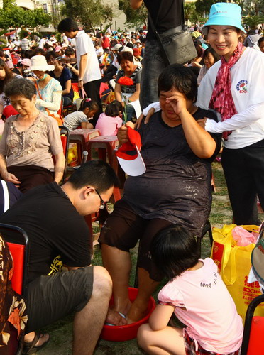 Washing mom's feet to celebrate Mother's Day