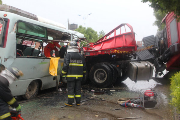 Road crash kills 6, injures 11 in East China